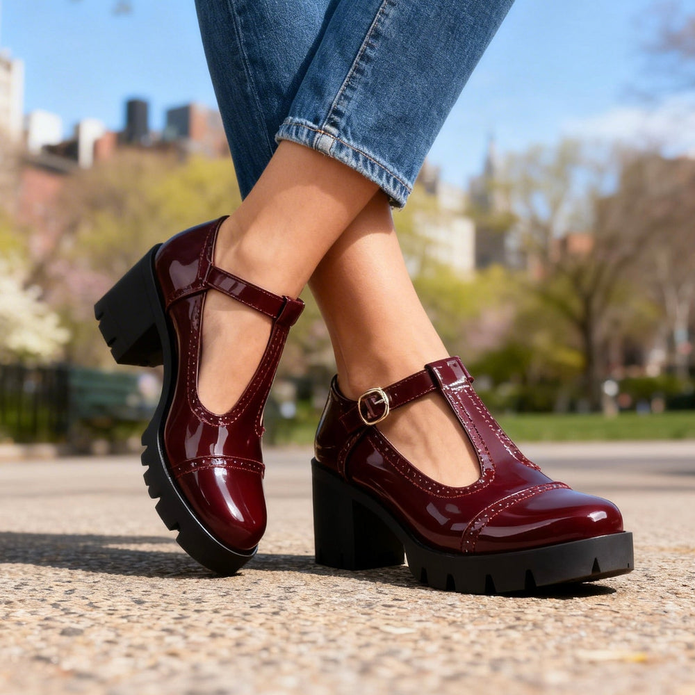 Élégantes chaussures Mary Jane noires à talon bloc, idéales pour un look chic et habillé en automne.