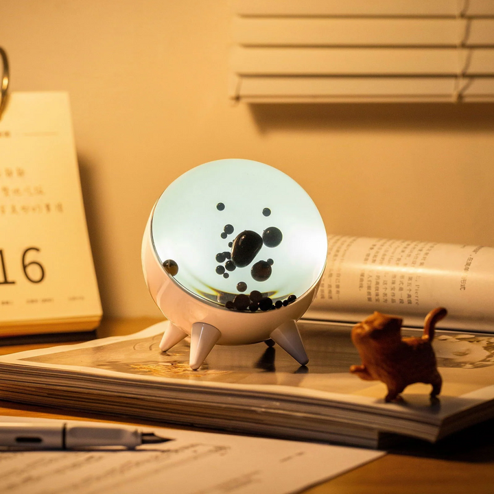 Lampe décorative ferrofluide musicale, affichage liquide interactif pour ambiance high-tech maison.