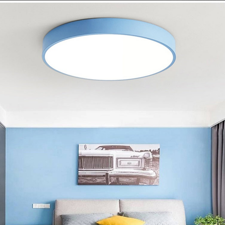 Applique de plafond ronde, style nordique. Crée une ambiance douce sur un balcon moderne.