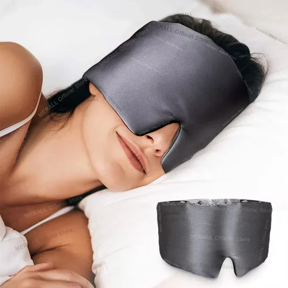 Masque de nuit en soie pure, ajustable, garantissant un sommeil réparateur et une obscurité totale.