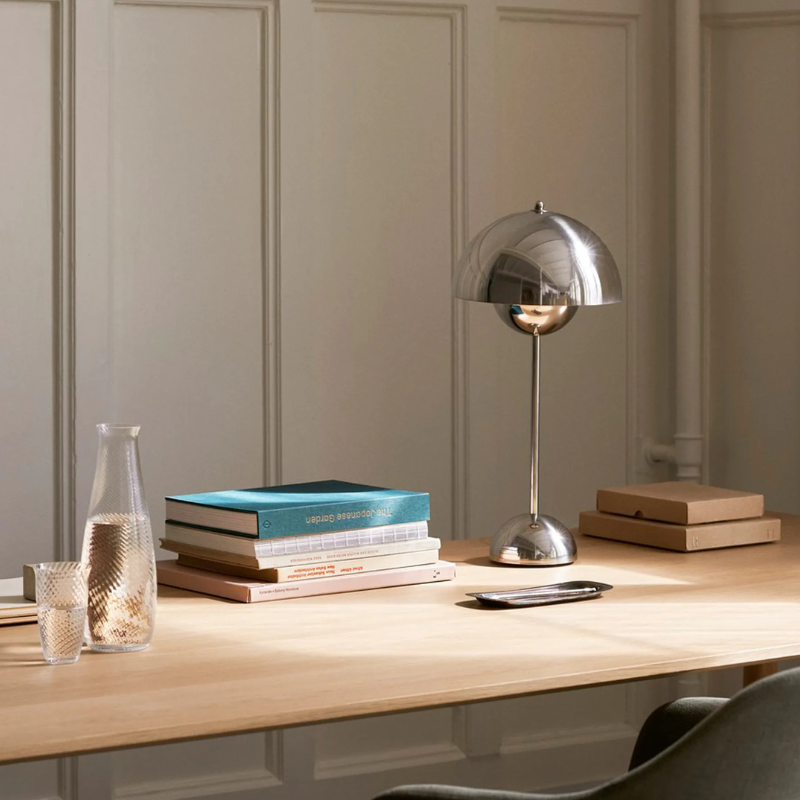 Lampe portable LED design scandinave, intensité réglable, en métal, pour ambiance chaleureuse.