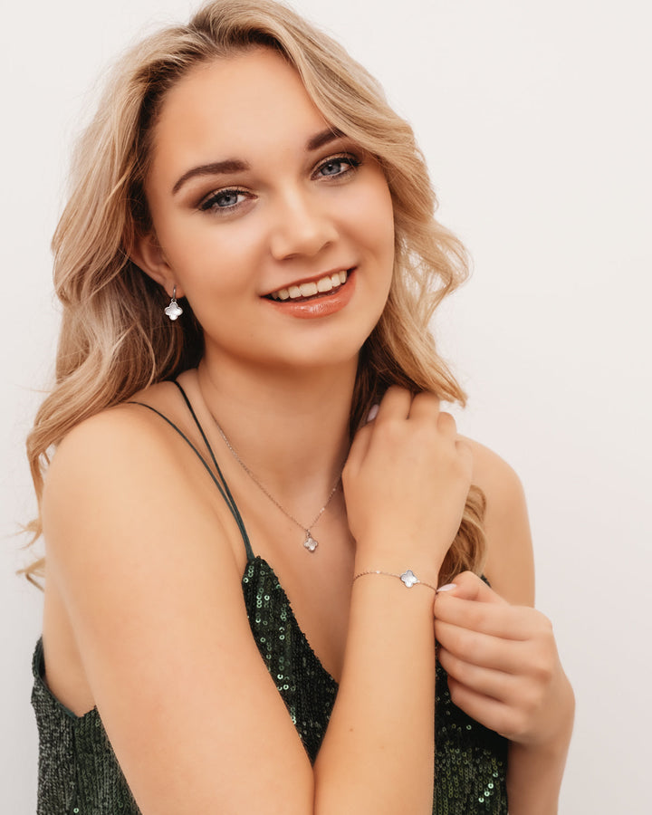 Boucles d'oreilles trèfle raffinées en nacre et argent sterling 925 plaqué or, parfaites pour femmes.