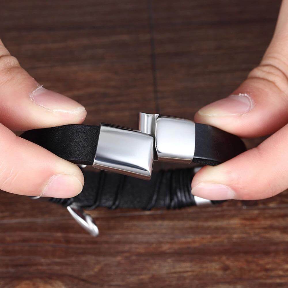 Bracelet masculin chic : cuir tressé, fermoir magnétique acier inoxydable. Accessoire de mode élégant.