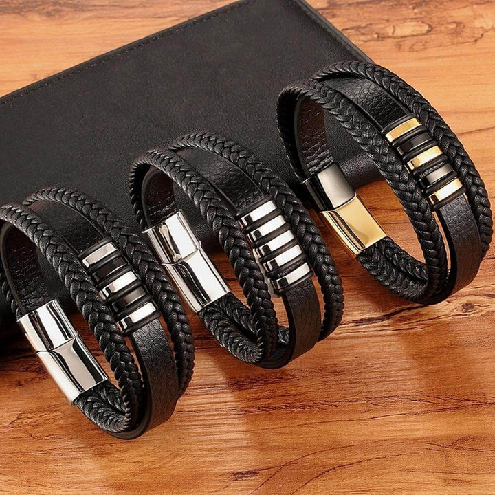 Photo d'un homme portant un bracelet en cuir tressé noir, fermoir magnétique acier inoxydable.